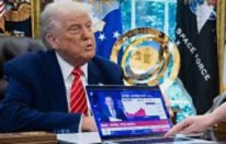 トランプ大統領に従う34歳女性の正体は（EPA＝時事）