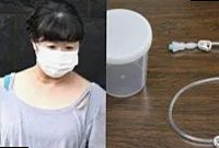 千葉県警柏署を出る古川美由紀容疑者（左）、病院側の説明で使用された点滴チューブと滅菌カップ（右、いずれも共同通信）