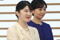 《レモンイエローの装いは若かりし日の雅子さまのよう…》愛子さまが受け継ぐ華やかさと柔らかさの「勝負カラー」　リボン位置には母娘それぞれの着こなしの個性も