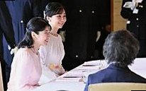 《「不適切」との声も出たが…》佳子さま、物議を醸す「パールのステーションネックレス」を愛用する理由　凛とした美しさと親しみやすさを両立した白ワンピースで歓談