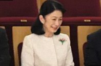【ナースキャップ風の帽子にパール、全身ホワイトで…】紀子さまが大切にする公務の「献血大会」に“勝負服”で登場　薄い色味のセットアップを毎年選ぶ意図とは